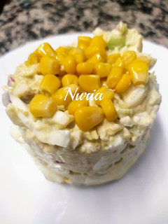 Una foto de Ensaladilla de aguacate y huevo duro