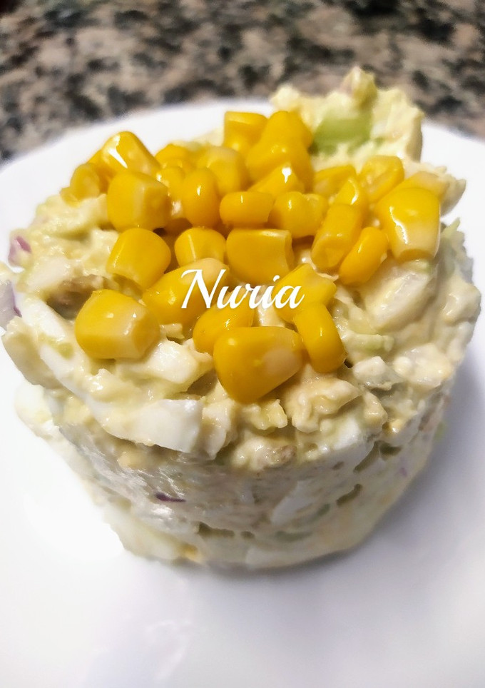 Una foto de Ensaladilla de aguacate y huevo duro