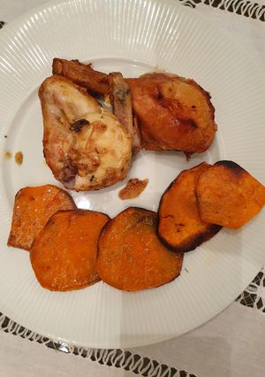 Una foto de Pollo, estragón, mostaza con boniato