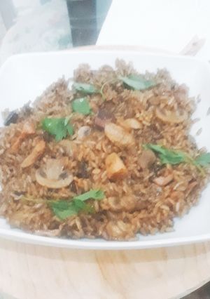 Una foto de Arroz negro con pulpo y champiñones