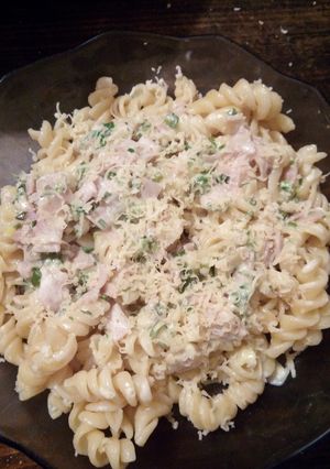 Una foto de Fideos con jamón, queso y crema😎