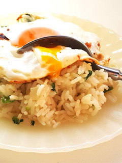 Una foto de Clásico arroz con cebolla y huevo frito (Fácil, SÚPER ECONÓMICO y en 30 minutos)