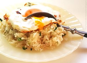 Una foto de Clásico arroz con cebolla y huevo frito (Fácil, SÚPER ECONÓMICO y en 30 minutos)