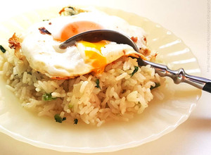 Una foto de Clásico arroz con cebolla y huevo frito (Fácil, SÚPER ECONÓMICO y en 30 minutos)