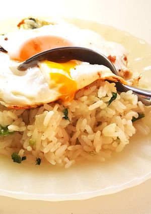 Una foto de Clásico arroz con cebolla y huevo frito (Fácil, SÚPER ECONÓMICO y en 30 minutos)