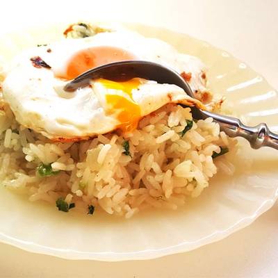Clásico arroz con cebolla y huevo frito (Fácil, SÚPER ECONÓMICO y en 30  minutos) Receta de Recetas fáciles con Arroz- Cookpad