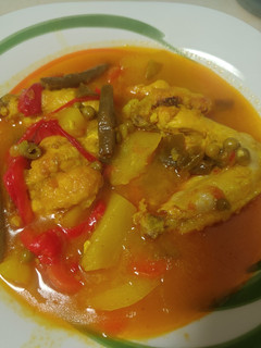 Una foto de Guiso de alitas de pollo y verduras