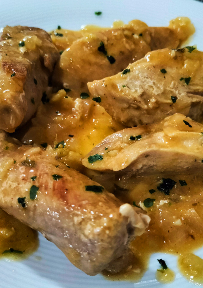 Una foto de Pollo y secreto ibérico en salsa de sidra