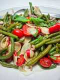 Insalata di fagiolini, ravanelli, pomodori, cipolla di tropea e basilico