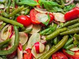 Insalata di fagiolini, ravanelli, pomodori, cipolla di tropea e basilico