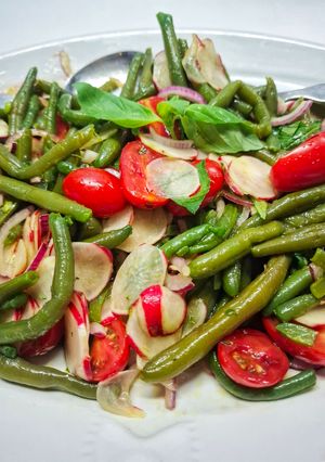 Foto di Insalata di fagiolini, ravanelli, pomodori, cipolla di tropea e basilico