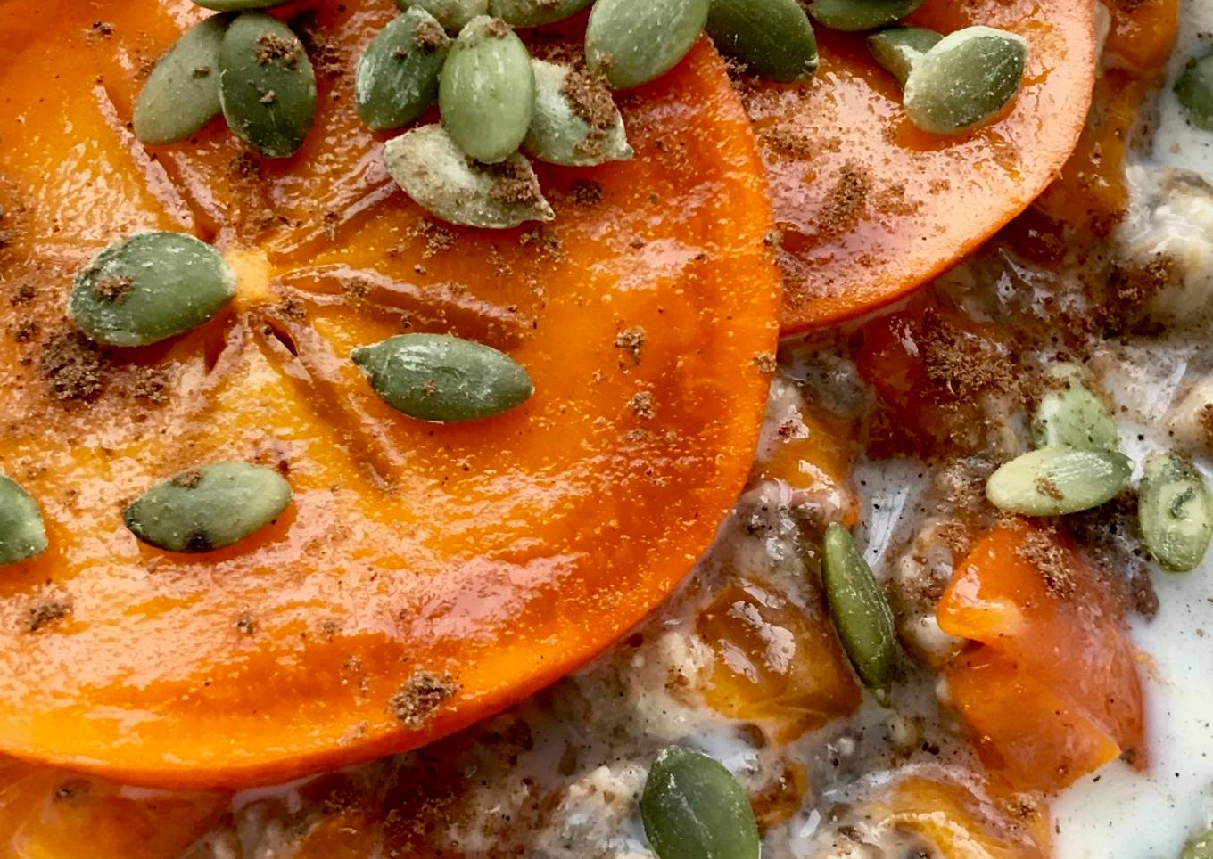 Avena con pérsimo y pepitas de calabaza