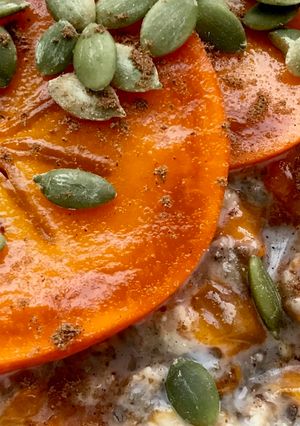 Una foto de Avena con pérsimo y pepitas de calabaza