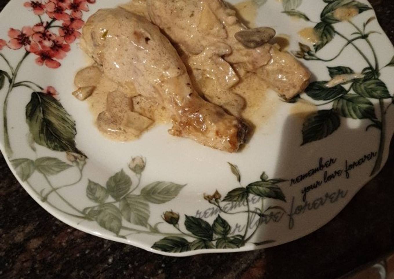 Pollo en salsa con champiñones