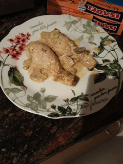 Una foto de Pollo en salsa con champiñones