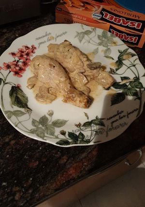 Una foto de Pollo en salsa con champiñones