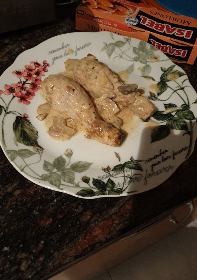 Una foto de Pollo en salsa con champiñones