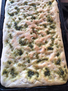 Una foto de Focaccia al pesto !!! con albahaca 😋