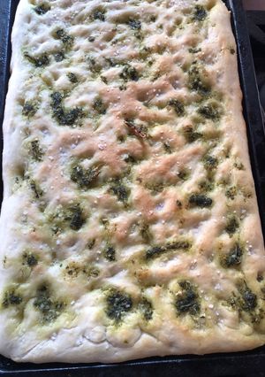 Una foto de Focaccia al pesto !!! con albahaca 😋