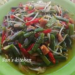 A picture of Oseng kacang campur tempe.