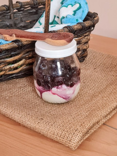 Una foto de Postrecito en frasco, para picnic, saludable y low carb ☀️ Petit suisse con arándanos congelados 🫐
