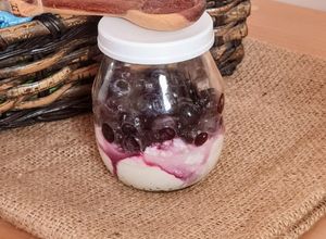 Una foto de Postrecito en frasco, para picnic, saludable y low carb ☀️ Petit suisse con arándanos congelados 🫐