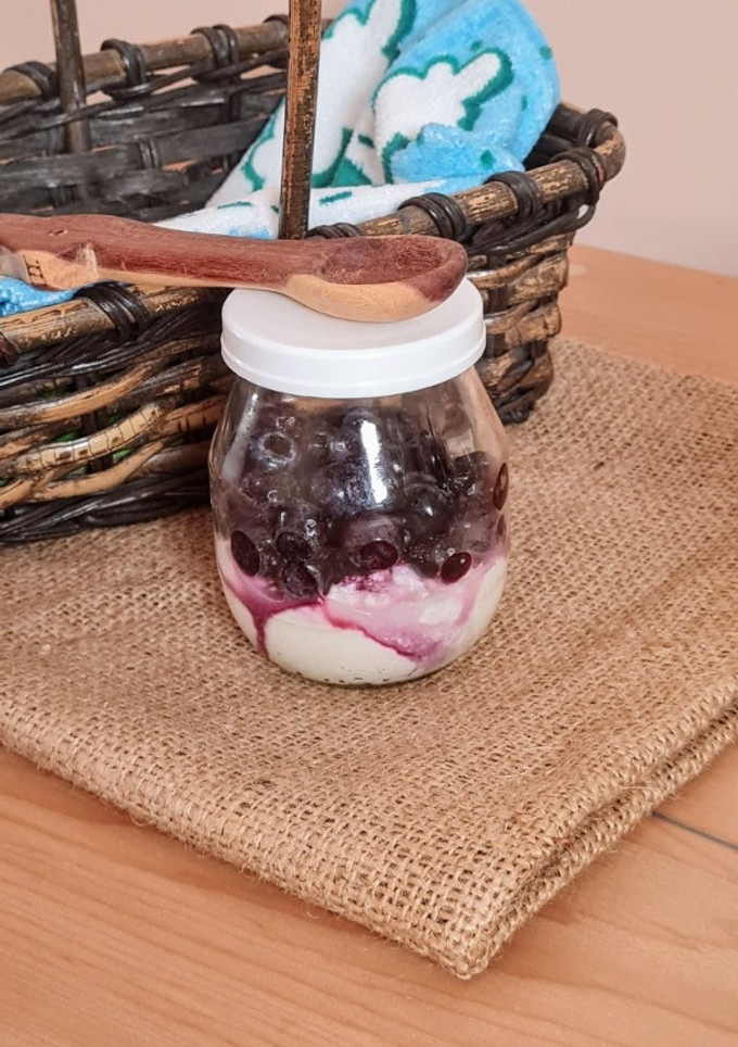 Una foto de Postrecito en frasco, para picnic, saludable y low carb ☀️ Petit suisse con arándanos congelados 🫐
