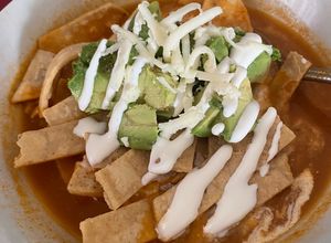 Una foto de Sopa de Tortilla (versión frijoles)
