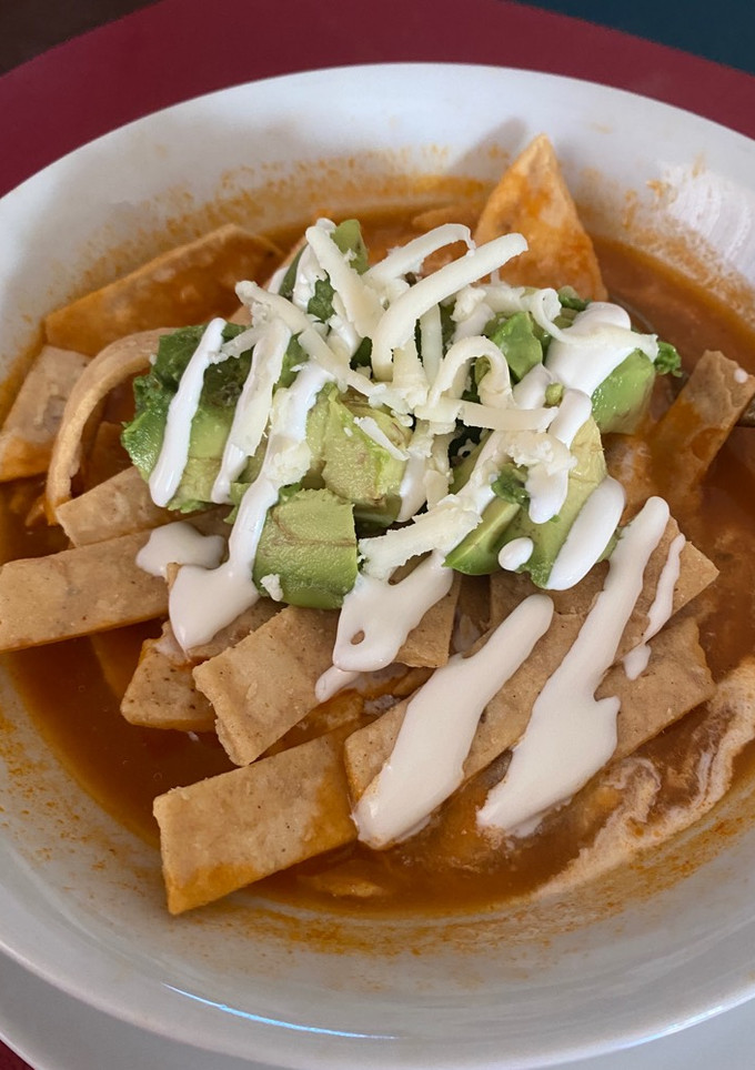 Una foto de Sopa de Tortilla (versión frijoles)