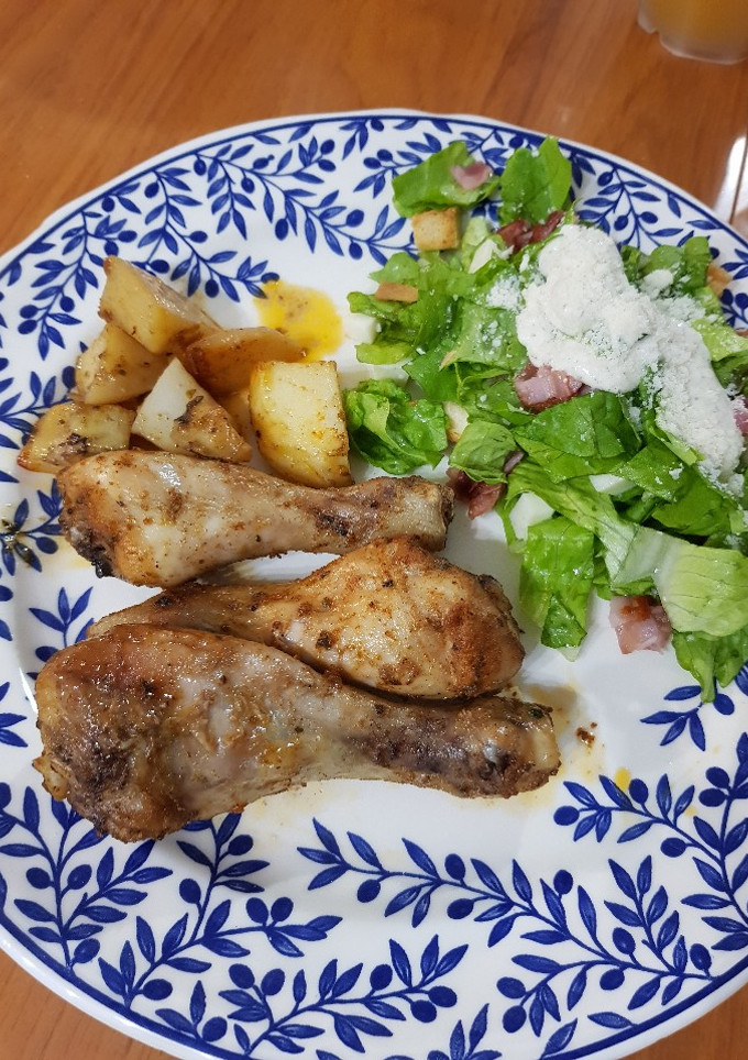 Una foto de Pollo con paprika y papas al horno