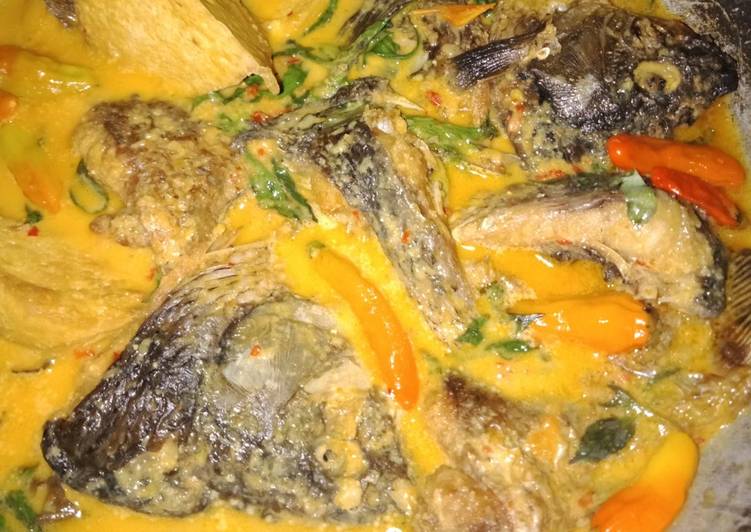 Proses mengolah Ikan mas masak santan Lezat