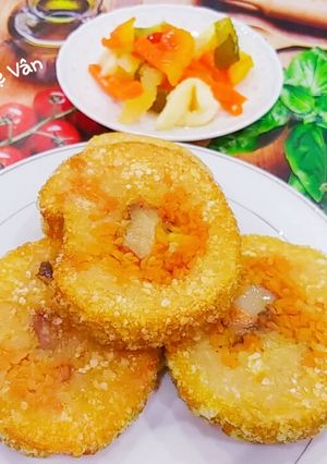 Hình của món Bánh tét chiên ăn kèm dưa món.