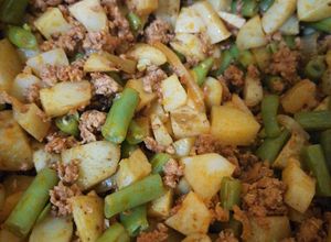 Una foto de Papas con longaniza y ejotes