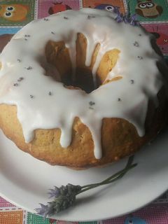 Una foto de Budín de limón y jengibre con glasé de lavanda🌸