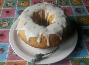 Una foto de Budín de limón y jengibre con glasé de lavanda🌸