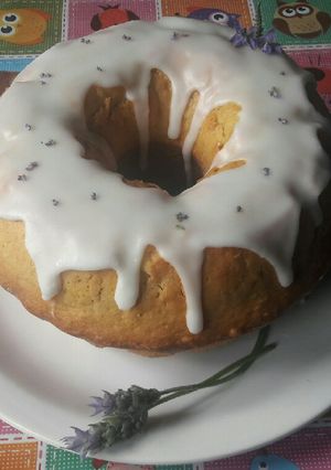 Una foto de Budín de limón y jengibre con glasé de lavanda🌸