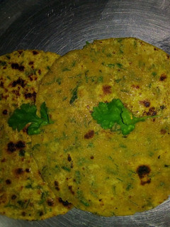 धनिया थेपला(dhaniya thepla recipe in Hindi) रेसिपी मुख्य फोटो