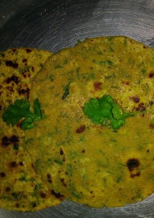 धनिया थेपला(dhaniya thepla recipe in Hindi) रेसिपी मुख्य फोटो