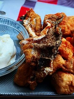 Una foto de Lubina en adobo al pimentón y con su piel crujiente (el torrezno del mar 🌊)