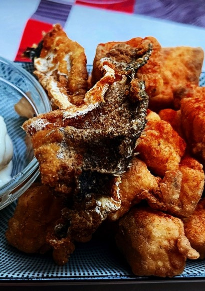 Una foto de Lubina en adobo al pimentón y con su piel crujiente (el torrezno del mar 🌊)