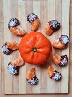 Una foto de Gajos de mandarina al chocolate 🍊 versión saludable 🍫 🥥 antojito 😋