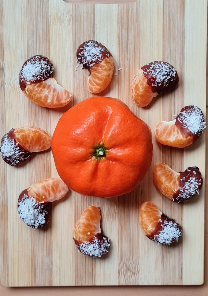 Una foto de Gajos de mandarina al chocolate 🍊 versión saludable 🍫 🥥 antojito 😋