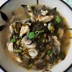 A picture of Pickled turnip chicken noodle soup雪菜鸡丝米线.