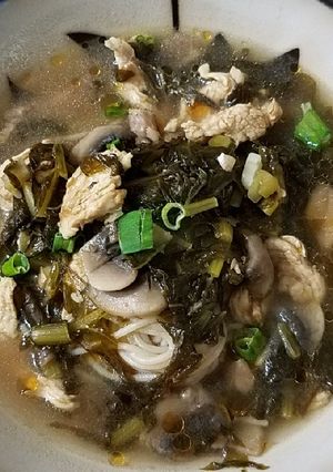 A picture of Pickled turnip chicken noodle soup雪菜鸡丝米线.