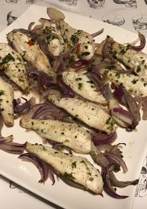 Une photo de Filets de grondin aux oignons rouges, ananas, gingembre et herbes aromatiques