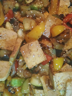 Una foto de Tofu con verduras
