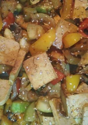 Una foto de Tofu con verduras