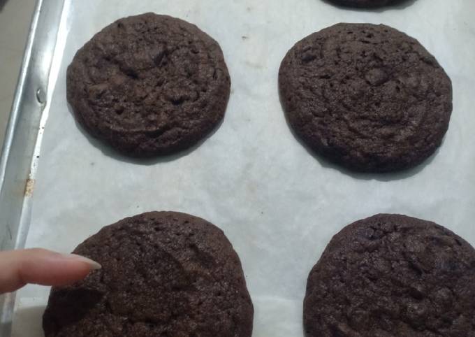 Crunchy triple choco cookies