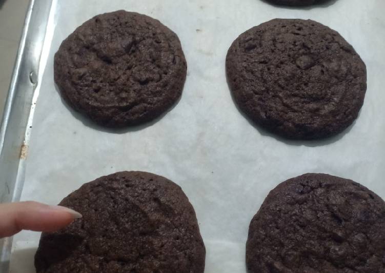 Crunchy triple choco cookies