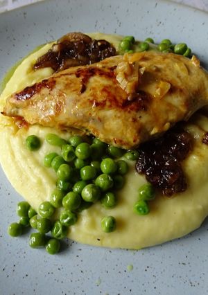Foto de Peitos de frango do campo com cebola confitada, puré de batata e ervilhas salteadas